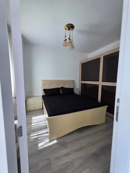 Tirane, jepet me qera apartament 1+1 Kati 4, 65 m² (Laprake)