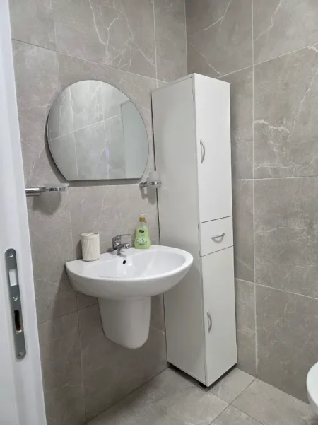 Tirane, jepet me qera apartament 1+1 Kati 4, 65 m² (Laprake)