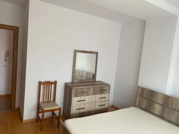 Tirane, jepet me qera apartament 1+1 Kati 6, 55 m² 500 € (Xhamllik)