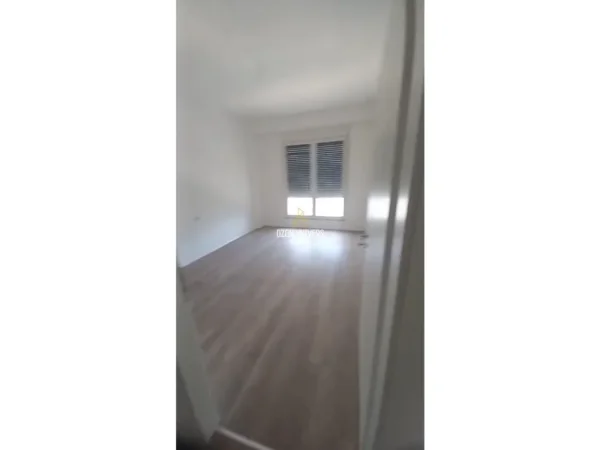 Tirane, jepet me qera apartament 3+1+Ballkon Kati 10, 130 m² 700 € (Fusha e Aviacionit)