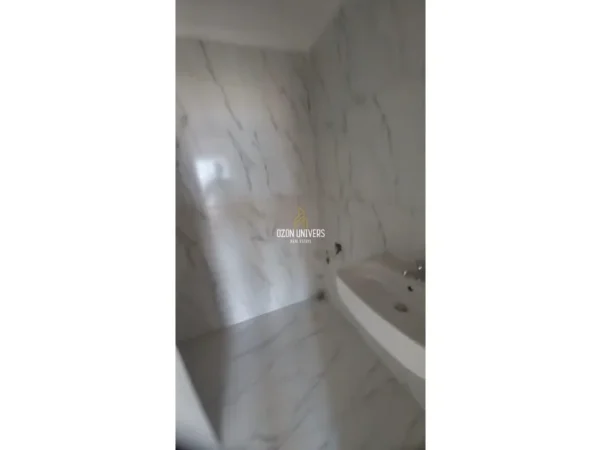Tirane, jepet me qera apartament 3+1+Ballkon Kati 10, 130 m² 700 € (Fusha e Aviacionit)