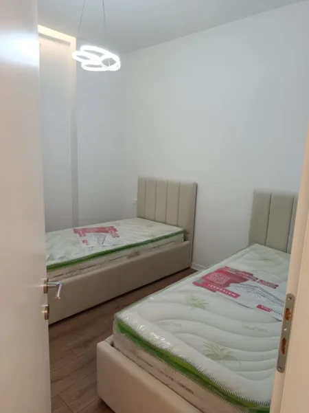 Tirane, jepet me qera apartament 2+1+Ballkon Kati 1, 90 m² 520 € (Gjon Krisli)
