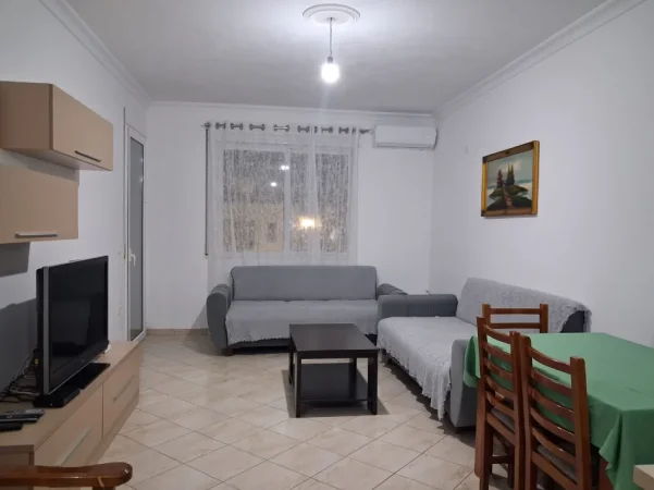 Vlore, jepet me qera apartament 1+1+Ballkon Kati 1, 77 m² 50 € (Rruga Cameria, Vlore, Lungomare)