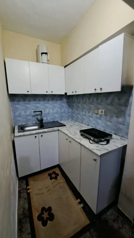 Tirane, jepet me qera apartament 1+1 Kati 1, 50 m² 370 € (Ish Parku ,Rruga e Kavajes)