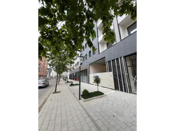 Tirane, jepet me qera ambjent biznesi Kati 0, 78 m² 1.200 € (Paskuqan)