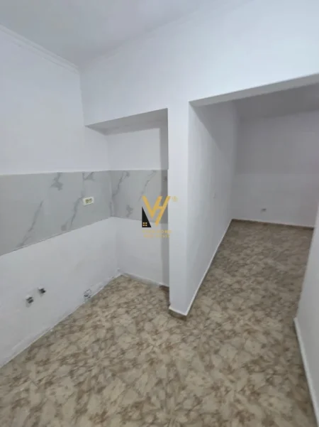 Tirane, shitet dyqan Kati 0, 64 m² 195.000 € (RRUGA E KAVAJES)