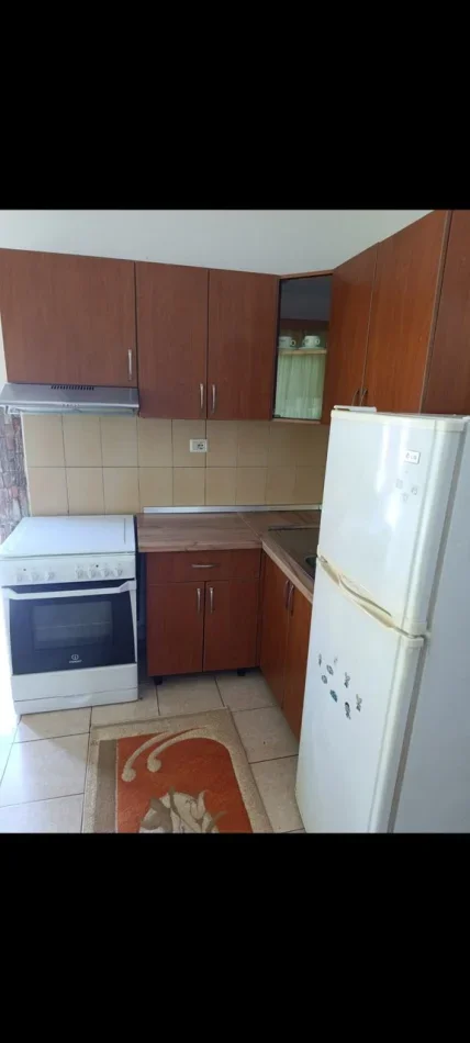 Tirane, jepet me qera apartament 1+1 Kati 2, 75 m² 350 € (Rruga 5 Maji)