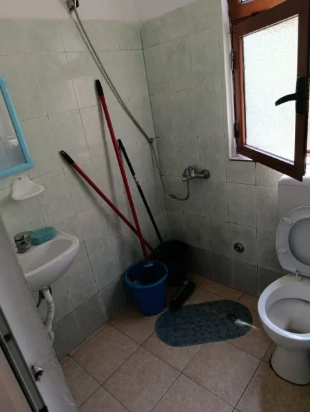 Tirane, jepet me qera apartament 1+1 Kati 2, 75 m² 350 € (Rruga 5 Maji)