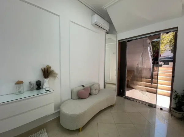 Vlore, jepet me qera dyqan Kati 0, 28 m² 500 € (Blv. Ismail Qemali,Vlore)