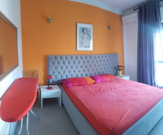Kavaje, jepet me qera apartament 1+1 Kati 3, 60 m² 500 € (21 Dhjetori/Rruga Kavajes)
