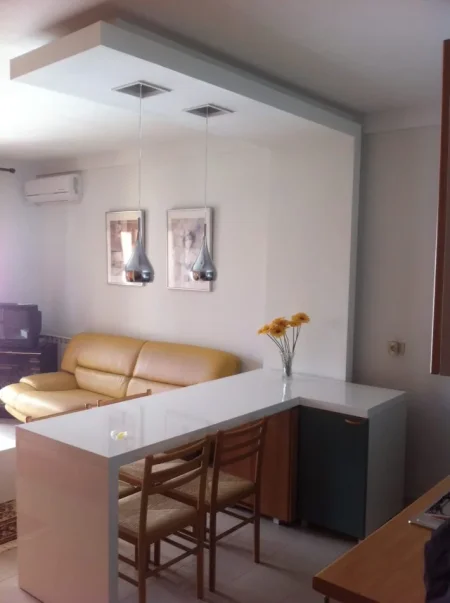 Kavaje, jepet me qera apartament 1+1 Kati 3, 60 m² 500 € (21 Dhjetori/Rruga Kavajes)