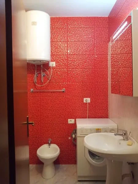 Kavaje, jepet me qera apartament 1+1 Kati 3, 60 m² 500 € (21 Dhjetori/Rruga Kavajes)