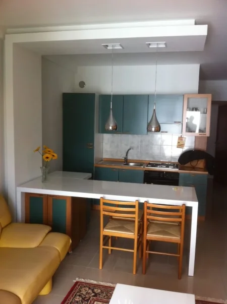 Kavaje, jepet me qera apartament 1+1 Kati 3, 60 m² 500 € (21 Dhjetori/Rruga Kavajes)