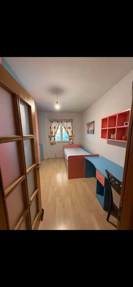 Tirane, jepet me qera apartament 2+1+Ballkon Kati 4, 650 € (Irfan tomini)
