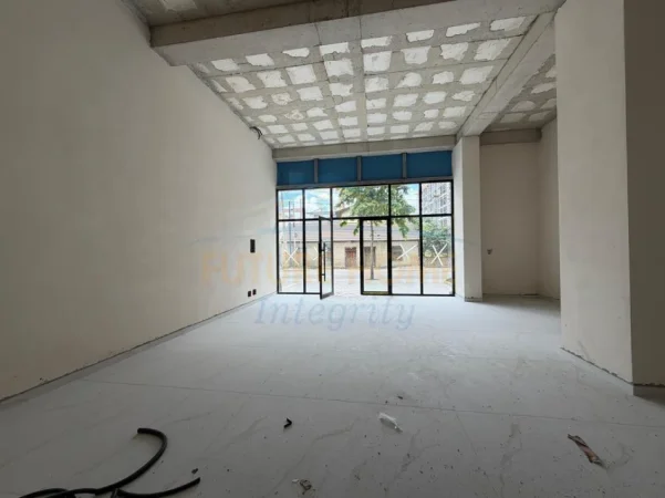 Tirane, jepet me qera ambjent biznesi Kati 0, 78 m² 1.200 € (Paskuqan)