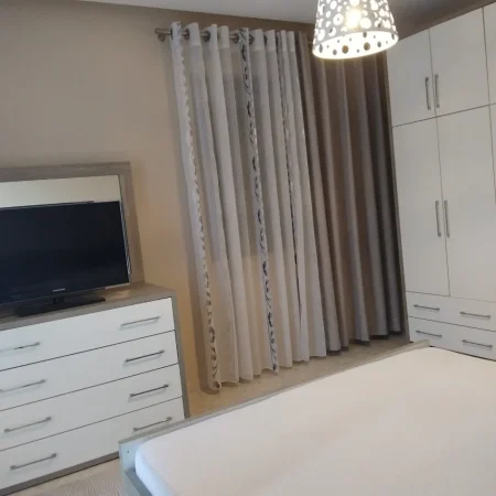 Tirane, jepet me qera apartament 2+1+Ballkon Kati 5, 130 m² 500 € (Don Bosko, përballë Gjykatës Administrative)