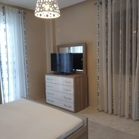 Tirane, jepet me qera apartament 2+1+Ballkon Kati 5, 130 m² 500 € (Don Bosko, përballë Gjykatës Administrative)