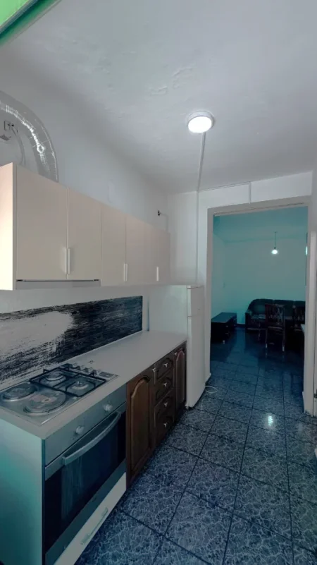 Tirane, jepet me qera apartament 1+1+Ballkon Kati 1, 65 m² 400 € (Zogu i Zi)