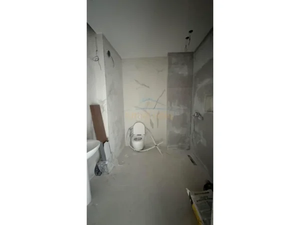 Tirane, jepet me qera ambjent biznesi Kati 1, 141 m² 1.000 € (Paskuqan)