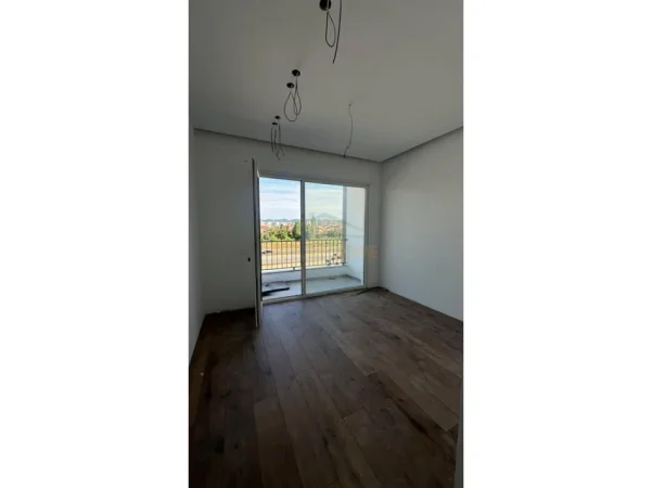 Tirane, jepet me qera ambjent biznesi Kati 1, 141 m² 1.000 € (Paskuqan)