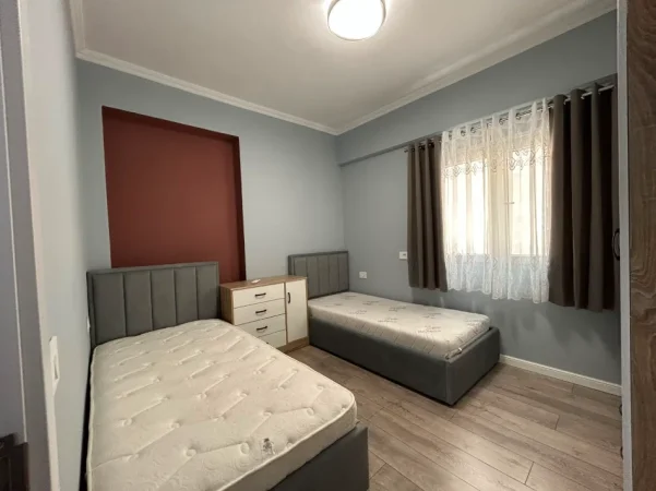 Tirane, jepet me qera 2+1 Kati 5, 90 m² 750 € 