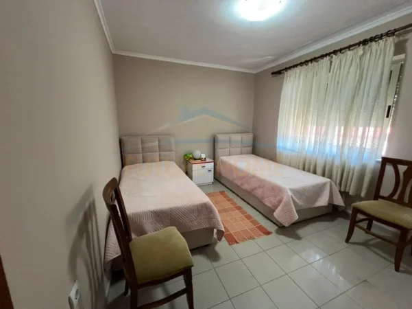 Tirane, jepet me qera apartament 2+1+Ballkon Kati 3, 80 m² 80 € (Rruga e Durresit)