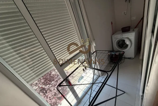 Tirane, jepet me qera apartament 2+1+Ballkon Kati 2, 750 m² 750 € (rruga e barrikadave)