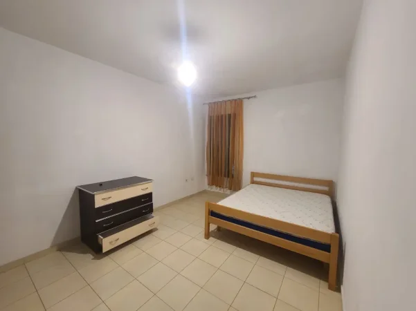 Tirane, jepet me qera apartament 1+1 Kati 8, 60 m² 380 € (YZBERISHT)