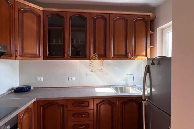 Tirane, jepet me qera apartament 2+1+Ballkon Kati 4, 95 m² 600 € (Rruga e Elbasanit)