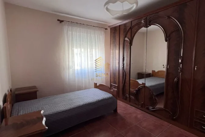 Tirane, jepet me qera apartament 2+1+Ballkon Kati 4, 95 m² 600 € (Rruga e Elbasanit)