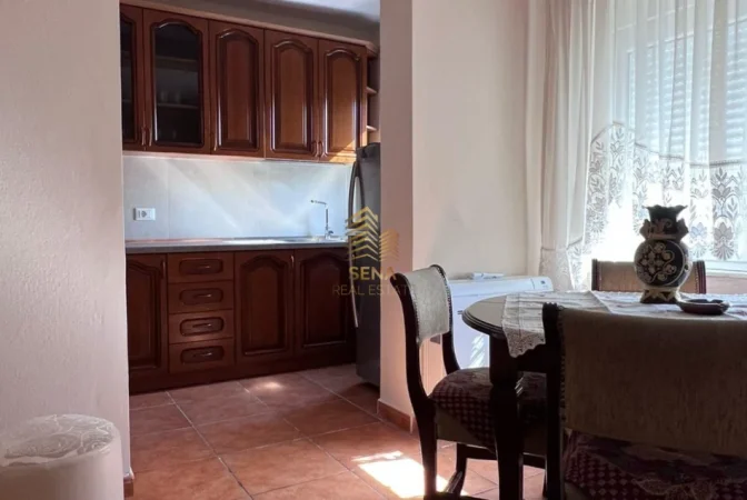 Tirane, jepet me qera apartament 2+1+Ballkon Kati 4, 95 m² 600 € (Rruga e Elbasanit)