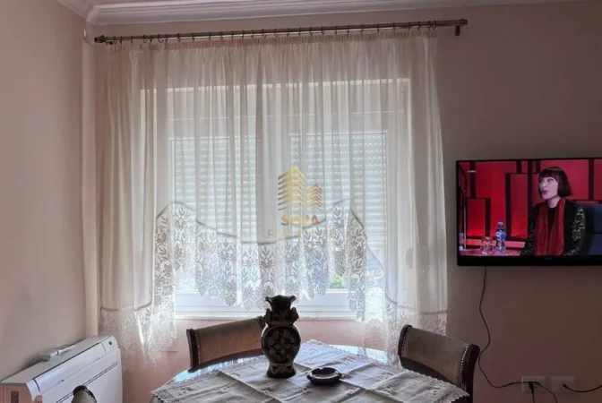 Tirane, jepet me qera apartament 2+1+Ballkon Kati 4, 95 m² 600 € (Rruga e Elbasanit)