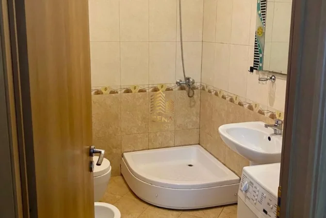 Tirane, jepet me qera apartament 1+1+Ballkon Kati 6, 55 m² 500 € (Xhamlliku)