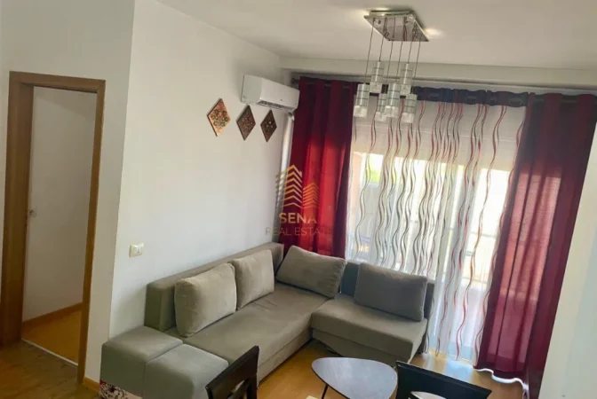 Tirane, jepet me qera apartament 1+1+Ballkon Kati 6, 55 m² 500 € (Xhamlliku)