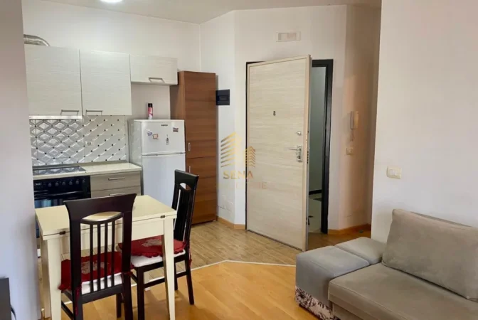 Tirane, jepet me qera apartament 1+1+Ballkon Kati 6, 55 m² 500 € (Xhamlliku)