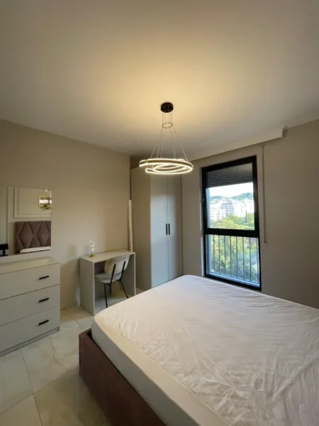 Tirane, jepet me qera apartament 1+1 Kati 7, 800 € (Kompleksi Olimpik)