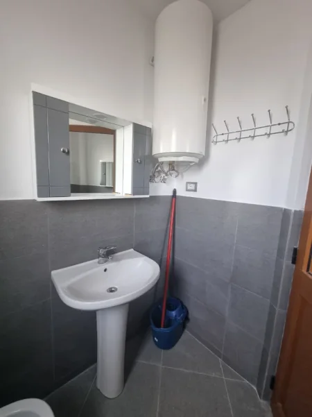 Tirane, jepet me qera apartament 1+1 Kati 5, 50 m² 350 € 