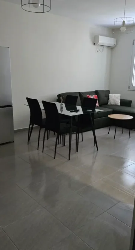 Tirane, jepet me qera apartament 1+1 Kati 4, 65 m² 550 € (KOMUNA E PARISIT)