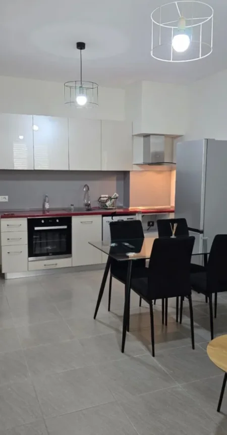Tirane, jepet me qera apartament 1+1 Kati 4, 65 m² 550 € (KOMUNA E PARISIT)