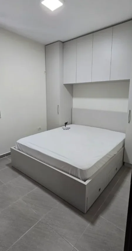 Tirane, jepet me qera apartament 1+1 Kati 4, 65 m² 550 € (KOMUNA E PARISIT)