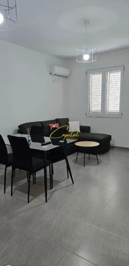 Tirane, jepet me qera apartament 1+1 Kati 4, 50 m² 550 € (KOMUNA E PARISIT)
