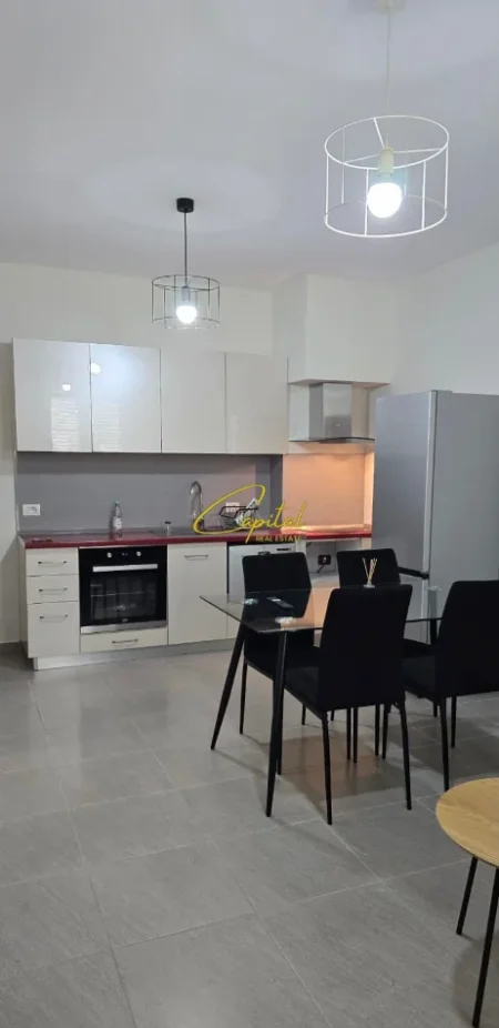 Tirane, jepet me qera apartament 1+1 Kati 4, 50 m² 550 € (KOMUNA E PARISIT)