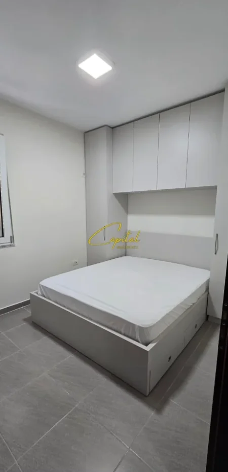 Tirane, jepet me qera apartament 1+1 Kati 4, 50 m² 550 € (KOMUNA E PARISIT)