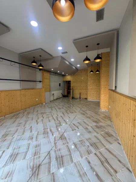 Tirane, 𝗦𝗛𝗜𝗧𝗘𝗧 𝗔𝗠𝗕𝗜𝗘𝗡𝗧 𝗕𝗜𝗭𝗡𝗘𝗦𝗜 📍 𝗬𝘇𝗯𝗲𝗿𝗶𝘀𝗵𝘁, 𝗽𝗿𝗮𝗻𝗲̈ 𝗕𝗶𝗴 𝗠𝗮𝗿𝗸𝗲𝘁/ 64 m²/💰 𝗖̧𝗠𝗜𝗠𝗜: 𝟭𝟮.𝟴𝟬𝟬.𝟬𝟬𝟬 𝗟