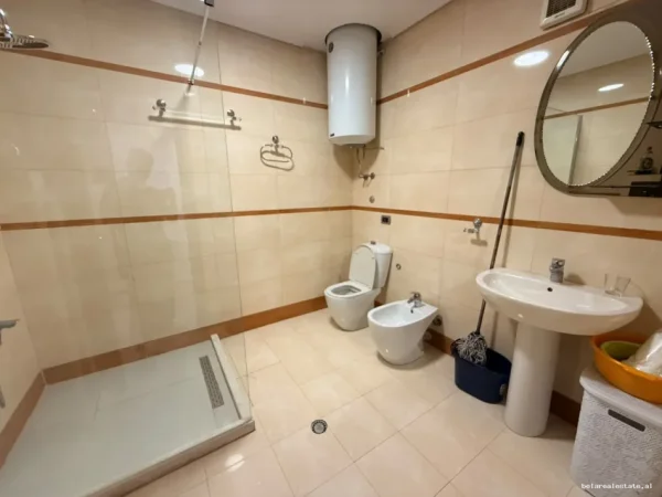 Tirane, jepet me qera apartament 2+1+Ballkon Kati 9, 100 m² 900 € (Rruga Sami Frasheri)