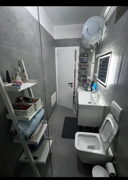 Tirane, jepet me qera apartament 1+1+Ballkon Kati 4, 65 m² 430 € (Pallatet Cabej.)