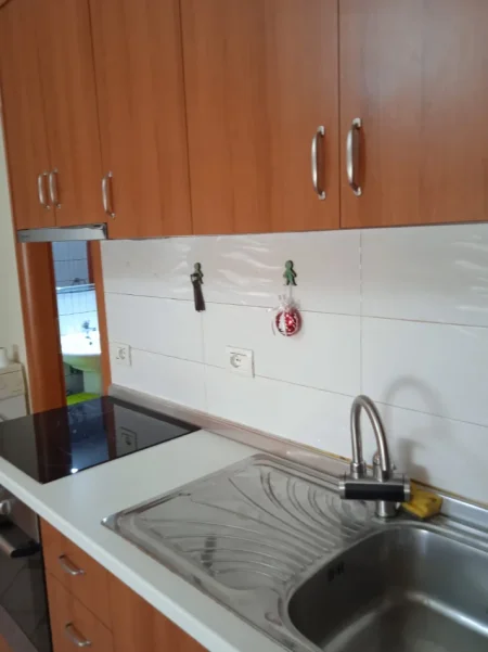 Tirane, jepet me qera garsonier Kati 2, 35 m² 390 € (Rruga e Bogdaneve prane Qendres)