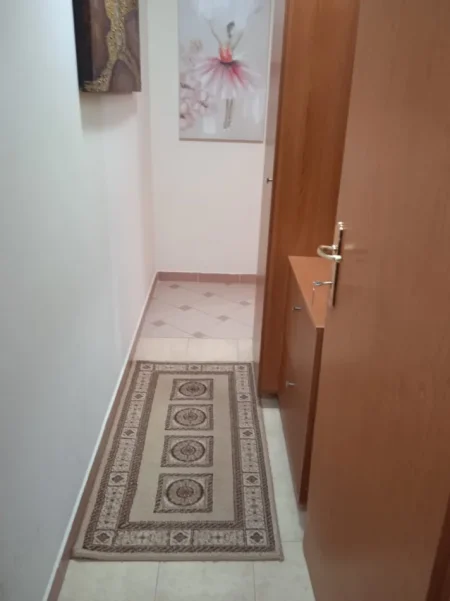 Tirane, jepet me qera garsonier Kati 2, 35 m² 390 € (Rruga e Bogdaneve prane Qendres)