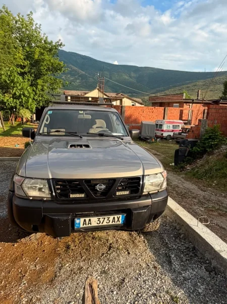 Tropoje, Nissan Patrol y61 Nafte, gri metalizato manuale Kondicioner 300.000 km 18.000 €