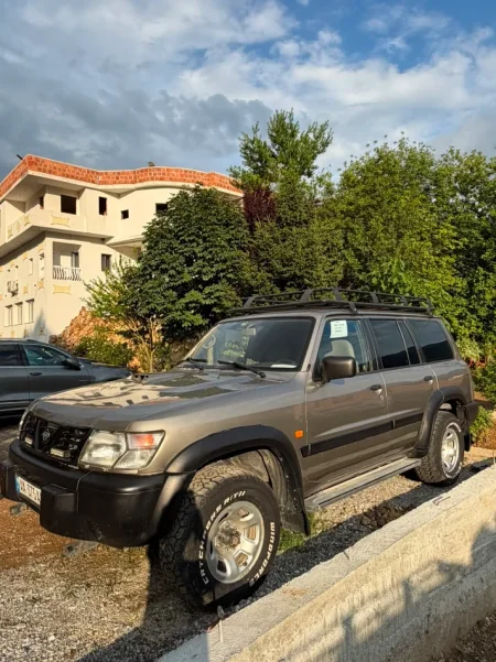 Tropoje, Nissan Patrol y61 Nafte, gri metalizato manuale Kondicioner 300.000 km 18.000 €